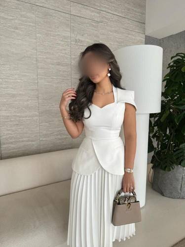 فستان ابيض بكسرات انيقه