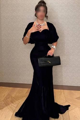 فستان مخمل اسود بذيل أنيق