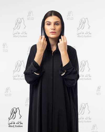 عباية بطرحة بقصات سادة بصفطة بالخلف بتدخيلات بالكم