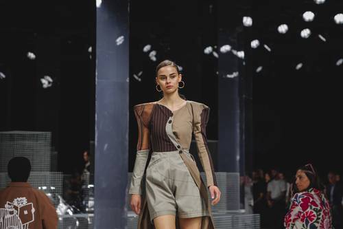 Shorts With Short Tail and Sharp Sleeves