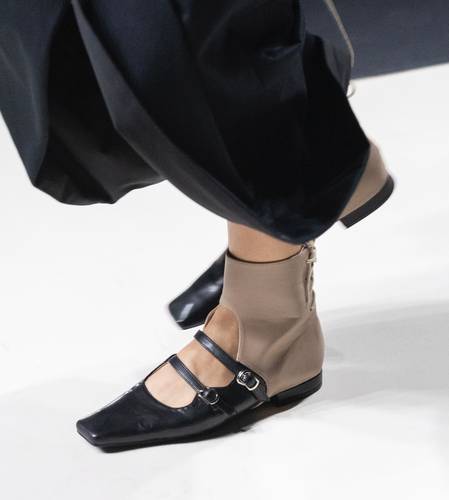 ‏Beige and Black Leather Sandal