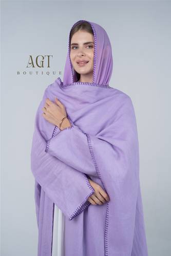 عباية أرجوانية مطرزة يدويًا
