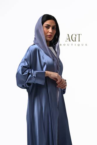 عباية حريرية باللون الأزرق