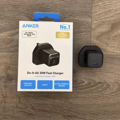 شاحن جداري سريع من Anker 