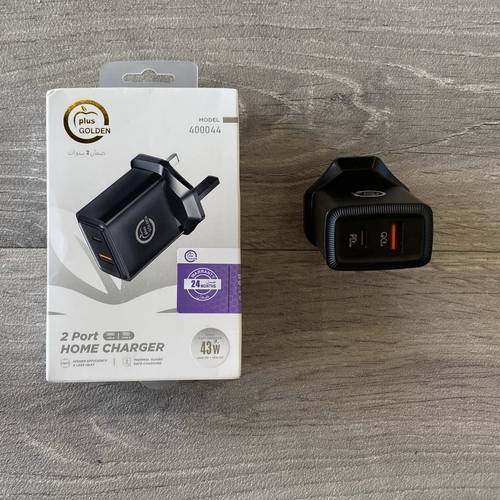 شاحن حائط Plus Golden بقوة 43 واط، مزود بمنفذين USB-A و USB-C للشحن السريع.
