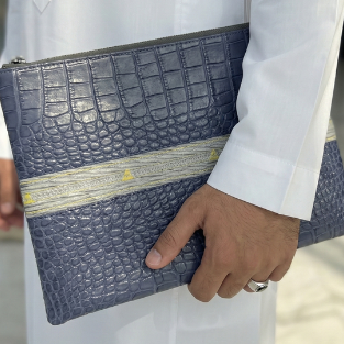 حقيبة يد و آيباد فاخرة بالجلد المعاد تدويره باللون الكحلي مزينة بالزري الرمادي المشغول يدوياً 