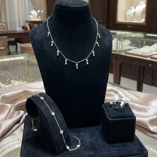 طقم شوكر راقية من الفضة و الكريستال 