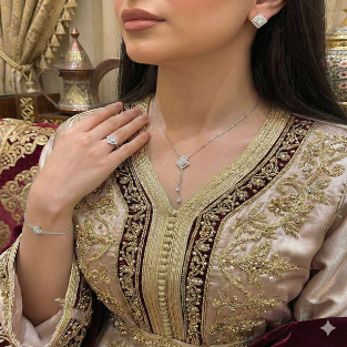 طقم فاخر من الفضة مزين بالكريستال 