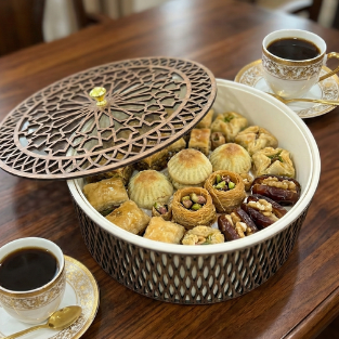 صندوق حلويات أو هدايا فاخر مصنع من الخشب و الجلد الفاخر المعاد تدويره مزين  بالنقوش العربية 