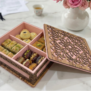 صندوق حلويات أو هدايا فاخر مصنع من الخشب و الجلد الفاخر المعاد تدويره مزين  بالنقش العربي 