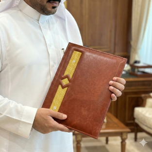 ملف فاخر بني اللون من الجلد المعاد تدويره مزين بالزري المشغول يدوياً