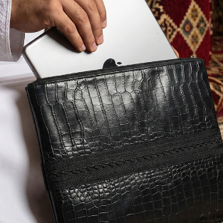 حقيبة آيباد فاخرة باللون الأسود المصنوع من الجلد المعاد تدويره مزيد بالزري الأسود المشغول يدوياً 