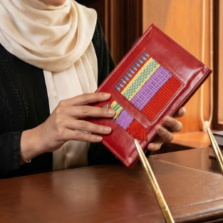 دفتر من الجلد المعاد تدويره مزين بالسدو اليدوي  