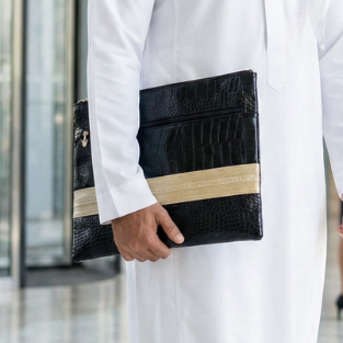 حقيبة ايباد من الجلد المعاد تدويره المزين بالزري الحساوي المشغول يدوياً