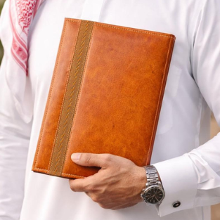 ملف فاخر بني اللون من الجلد المعاد تدويره مزين بالزري الحريرالمشغول يدوياً