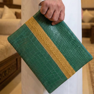 حقيبة يد فاخرة باللون الأخضر من الجلد المعاد تدويره مزينة بالزري الذهبي المشغول يدوياً