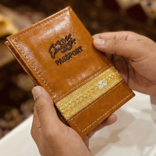 غلاف جواز السفر بني فاخر من الجلد المعاد تدويره مزين بالزري الذهبي المشغول يدوياً