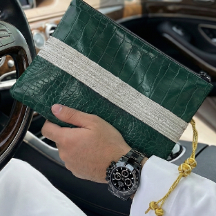 حقيبة يد فاخرة باللون الاخضر من الجلد المعاد تدويره مزين بالزري الفضي المشغول يدوياً 