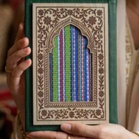 دفتر من الجلد الأخضر مزين بالخشب و السدو المشغول يدوياً 