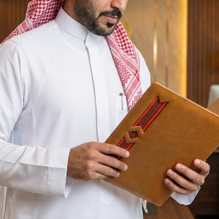 ملف فاخر بني اللون من الجلد المعاد تدويره مزين بالسدو المشغول يدوياً