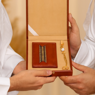 هدية فاخرة من الجلد البني المعاد تدويره مزين بالسدو المشغول يدوياً بداخله نوت حرفي و ميدالية حرفية 
