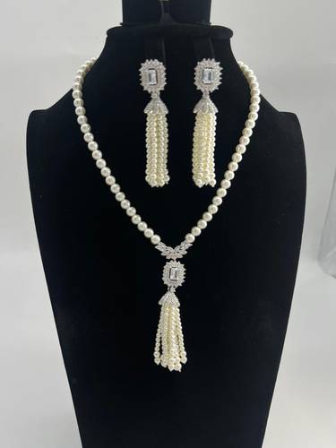 عقد لؤلؤ زركون فضي مع الحلق من مجموعة اكسسوارات ميليا