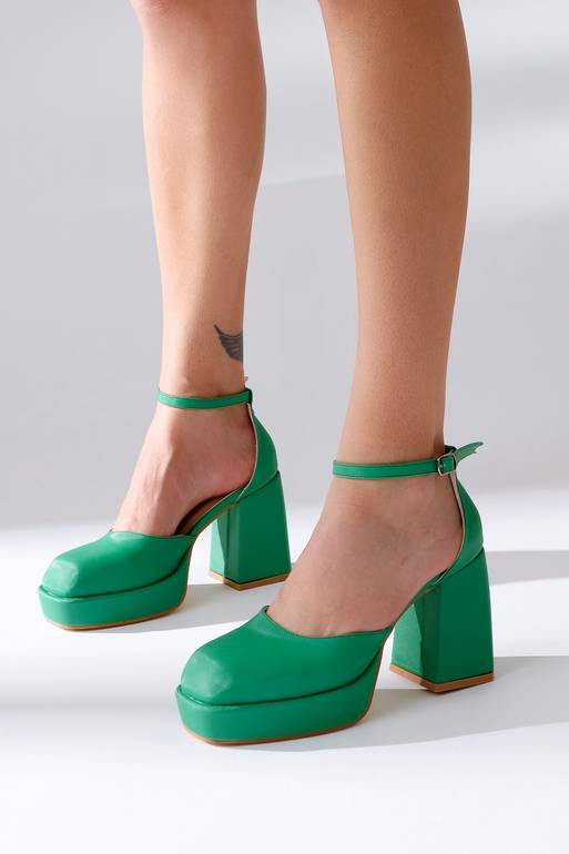 حذاء ستان أخضر بكعب نسائي