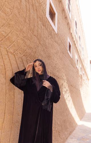 عباية مُخمل دانتيل