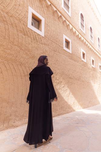 عباية مُخمل دانتيل