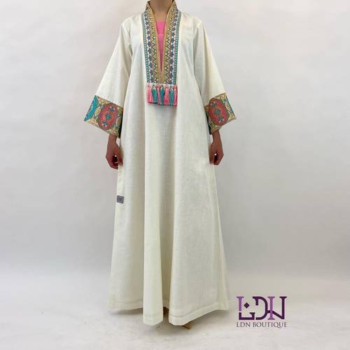 جلابية لنن ابيض مع تطريز فوشي وسماوي