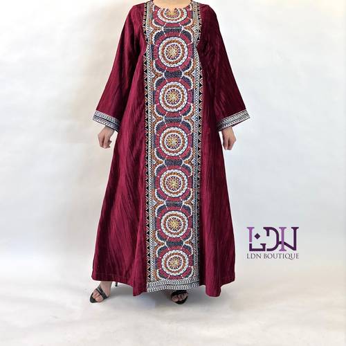 مخمل فوشي مع كلفه مطرزه 