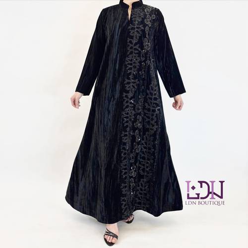 مخمل اسود مشغول شك وتطريز