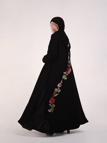 عباية نصف كلوش بتطريز ورد أمامي وخلفي بتصميم انسيابي
