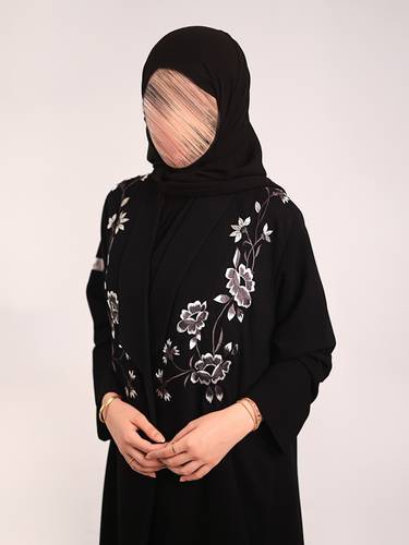 عباية أنيقة بتطريز على الصدر وياقة مميزة – كريب ملكي
