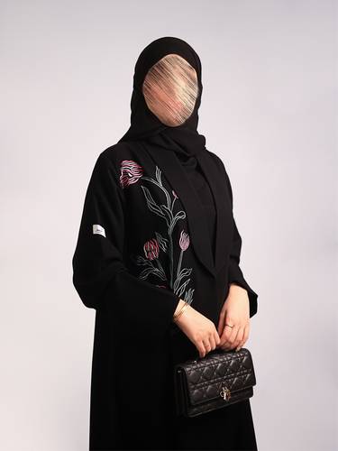 عباية بتطريز غصن ورد مع ياقة كلاسيكية