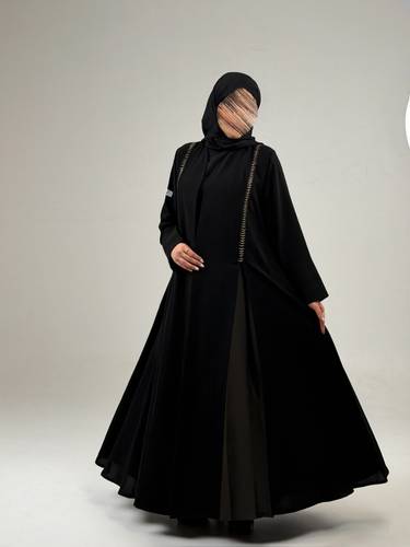 عبايه كريب ملكي بكسرتين اماميه مطرزه 