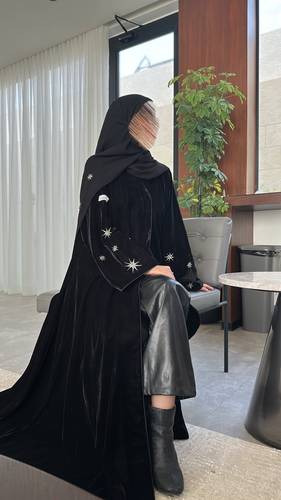 عباية مخمل اسود بأطراف قيطان