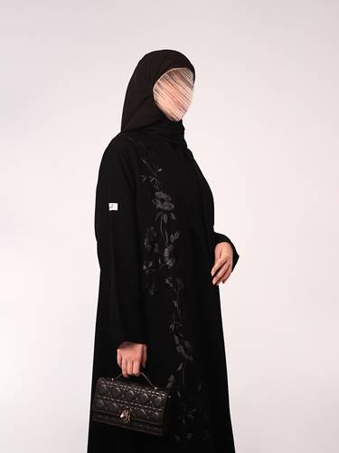 عباية بتطريز عاموي أسود مع ياقة كلاسيكية