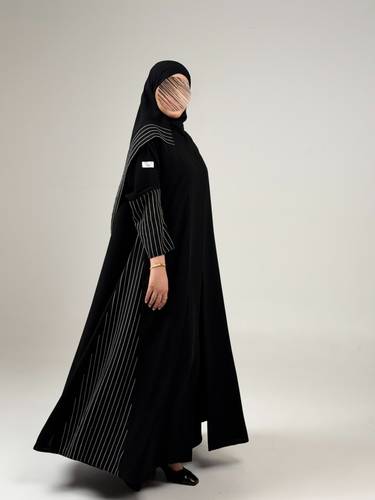 عباية كريب ملكي كوري بقصة نصف كلوش مع كريب مقلم على جوانب العباية والأكمام