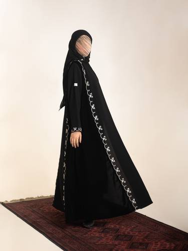عبايه كريب ملكي ومخمل بتطريز على الجوانب والأكمام
