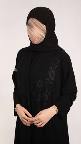عباية أنيقة بتطريز أسود على الصدر وياقة مميزة – كريب ملكي