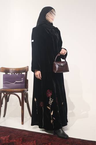 عباية مخمل بتطريز يدوي