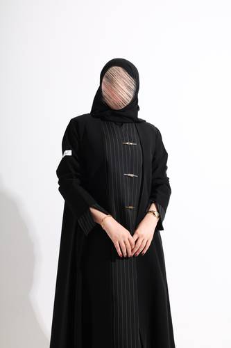 عباية بليزر نصف كلوش بتفاصيل مقلمة