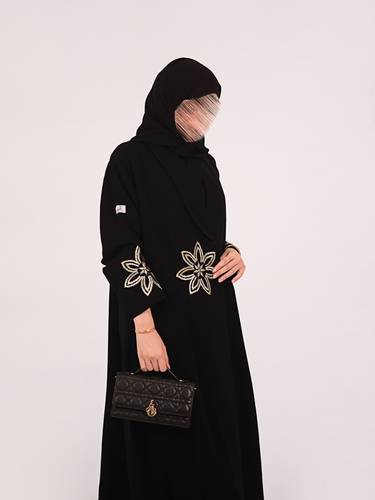 عباية نص كلوش بتطريز ورد ذهبي على الأمام والأكمام