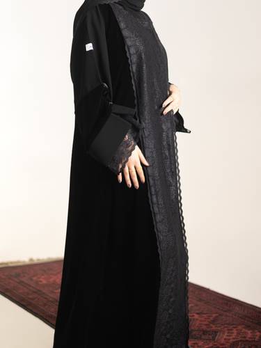 عبايه من المخمل والكريب الملكي مزينه بالدانتيل