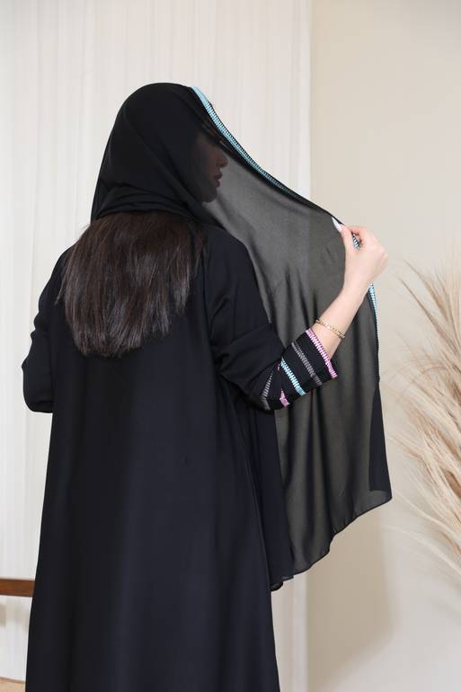 عبايه سوداء بكلفه ملونة من الكم 