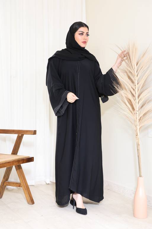 عبايه سوداء مع كم مخطط