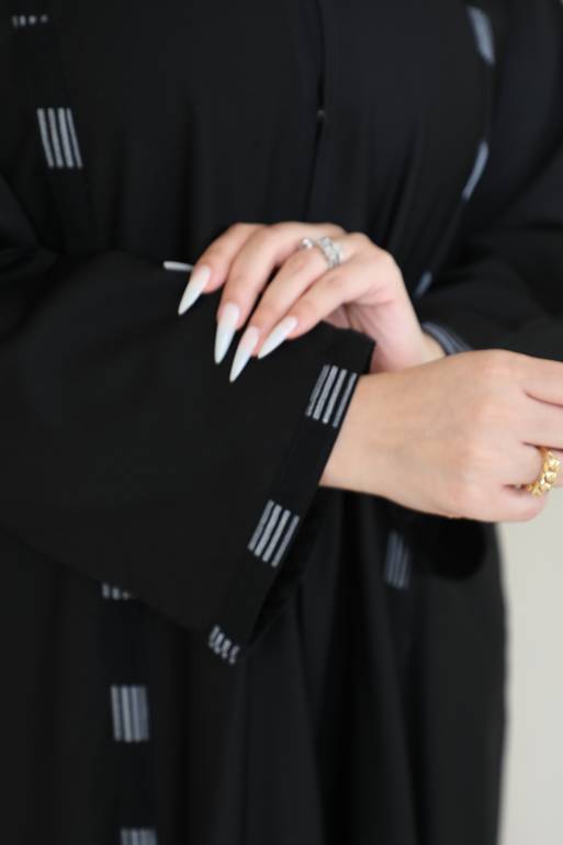 عبايه سوداء شريط مخطط من الأمام 