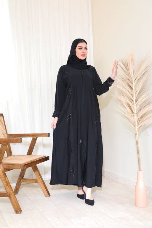 عبايه سوداء شك من الأمام والأكمام 
