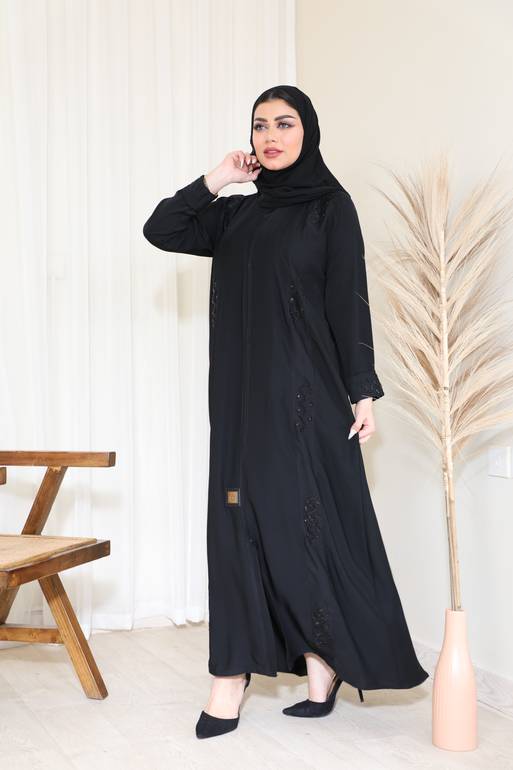 عبايه سوداء شك من الأمام والأكمام 